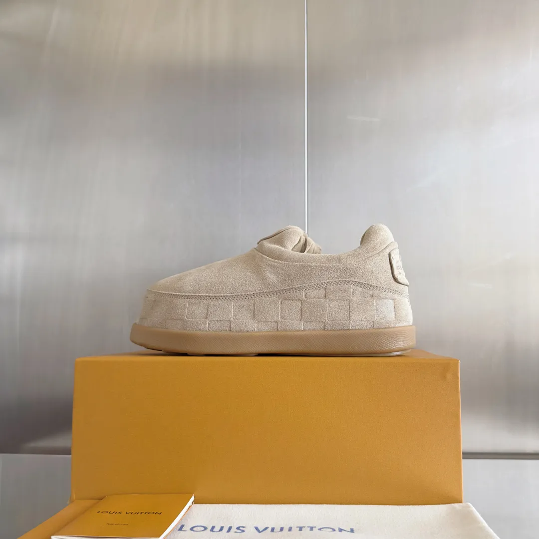 [L Family x Ingo joint model] Top P: 820💰 ▪️Size: Women's 35-40 (customized at 41.42 for women). Men's 39-44 (customized at 38.45.46) LV x Ingo joint model Top version Fatty Forrest Gump shoes Thick sole Couple model Casual sports shoes Original purchase and development Production LV Yeti lace-up shoes from LV Yeti The series combines Japanese "small feet" fashion aesthetics with classic Louis Vuitton elements in avant-garde strokes, subtly paying tribute to the traditional Japanese culture of taking off shoes when entering the house. The suede cow leather is partially embossed with Nigo's reinterpreted Damier pattern, and the comfortable casual shoe configuration highlights street style. Exquisite packaging at the delivery counter🛍📦 ▪️Fabric: Original imported first-layer cowhide ▪️Inner lining: Original custom-made breathable mesh ▪️Sole: Original molded non-slip TPU material ▪️Sole thickness: 5CM